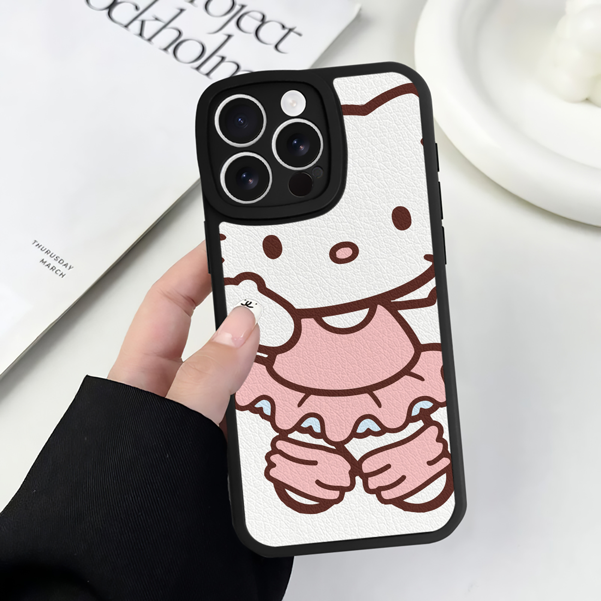 （画像用） Hello Kitty ハローキティ 【iPhone 16シリーズ対応】シリコンスマホケース（レザー調） 材質：シリコン